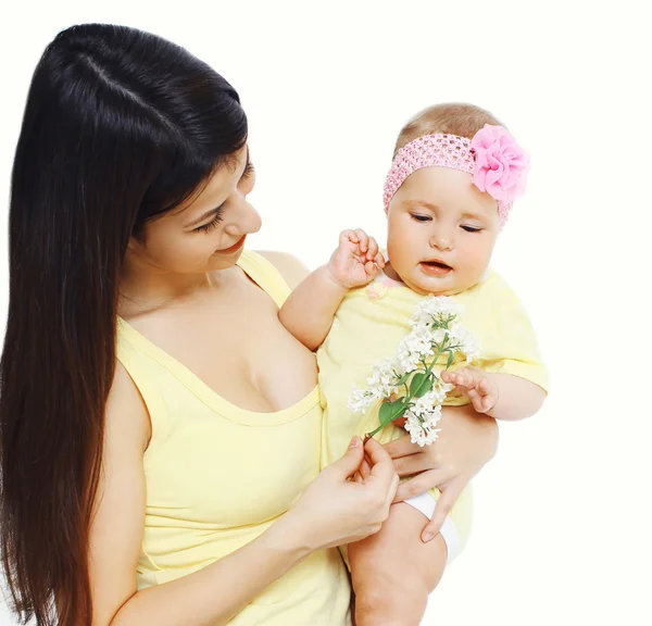 Retrato de hermosa madre y lindo bebé con flo blanco de primavera —  Fotos de Stock