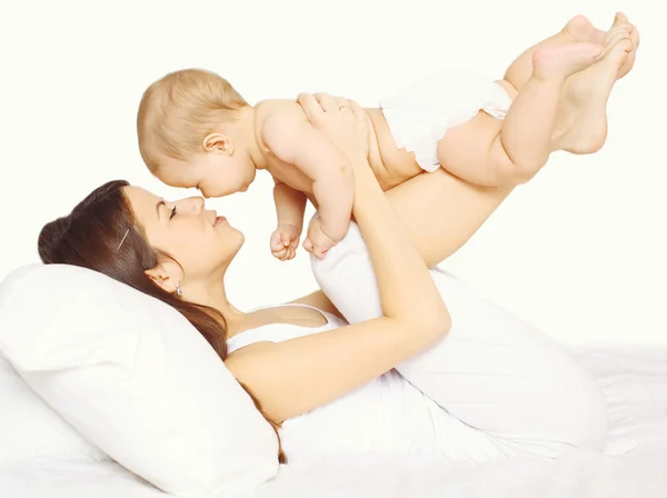 Mãe brincando junto com o bebê na cama em casa — Fotografia de Stock