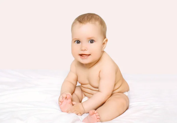 Retrato de bebé lindo sentado en la cama en casa —  Fotos de Stock