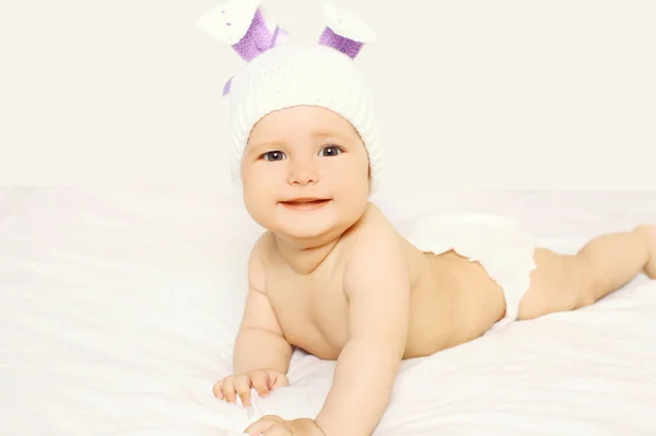 집에서 침대에 모자에 달콤한 웃는 아기의 초상화 — 스톡 사진