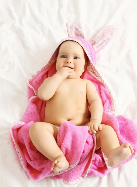 Retrato de bebé dulce en toalla acostado en la cama en casa, parte superior vi —  Fotos de Stock