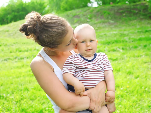 Portrait of mother and child together in summer day — Stock Photo, Image