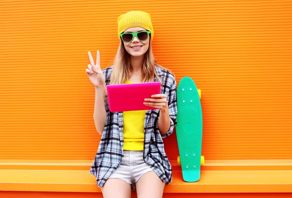 Fashion and technology concept - stylish pretty cool girl with d — Stockfoto