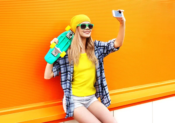 Concepto de moda y tecnología - chica joven con estilo en colorido — Foto de Stock