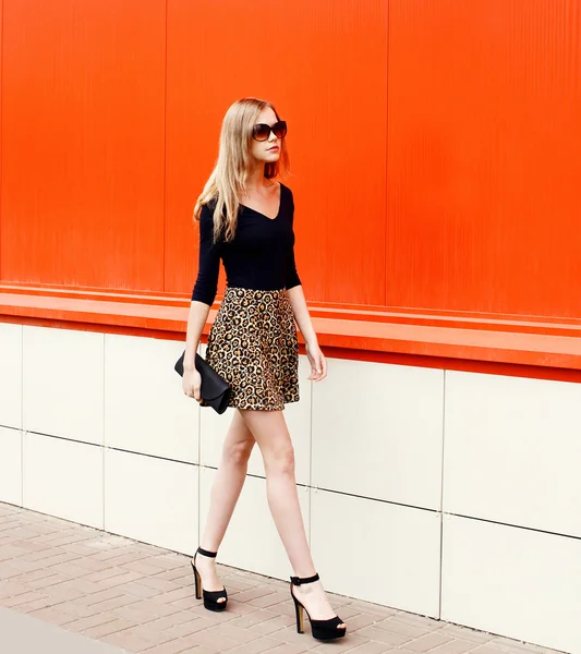 Moda hermosa mujer joven en falda de leopardo y gafas de sol wi —  Fotos de Stock