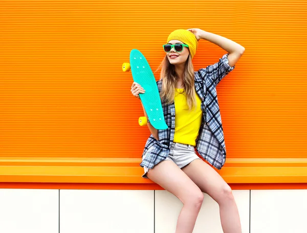 Fashion happy smiling hipster cool girl in sunglasses and colorf — 스톡 사진