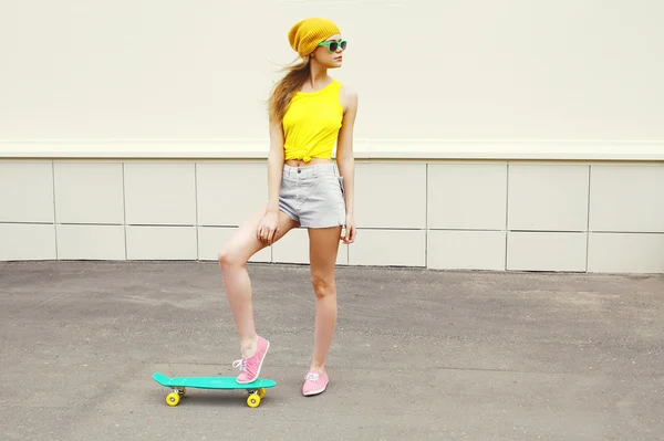 Moda hipster mujer fresca con gafas de sol y colorido yel —  Fotos de Stock