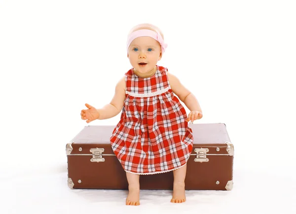 Niedliche Kind kleines Mädchen im Kleid sitzt auf dem Koffer spielen — Stockfoto