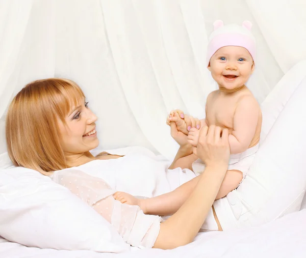 Retrato de madre feliz jugando con el bebé divirtiéndose juntos o —  Fotos de Stock
