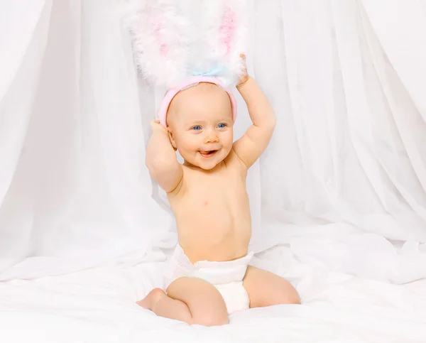 Retrato de bebê sorrindo positivo em orelhas de coelho de Páscoa e diape — Fotografia de Stock