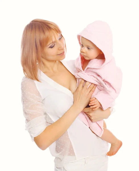 Porträtt av ung mamma anläggning baby en badrock i — Stockfoto