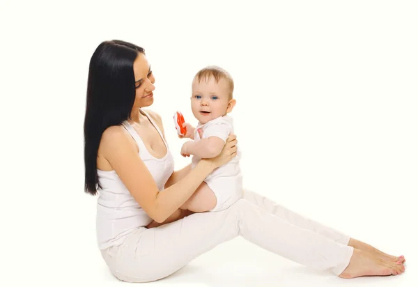 Porträt einer glücklichen jungen Mutter, die mit einem kleinen Baby spielt — Stockfoto
