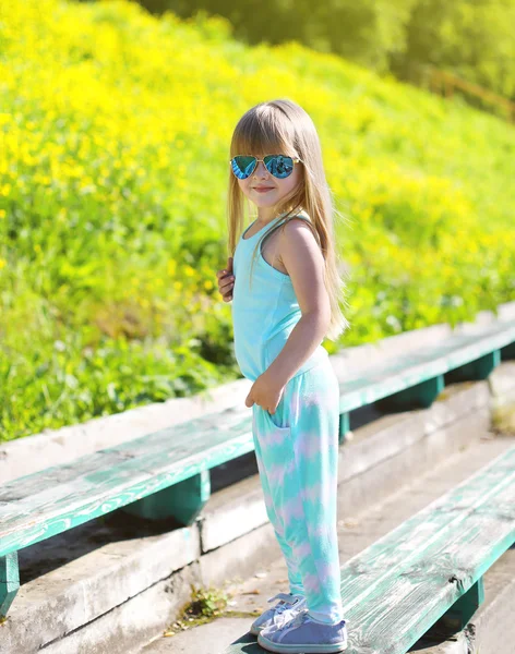 Concepto de niño de moda - niña pequeña con una camiseta y su —  Fotos de Stock