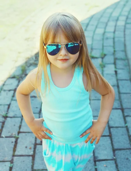 Koncepcja dziecko moda - portret stylowa dziewczyna dziecko nosić — Zdjęcie stockowe
