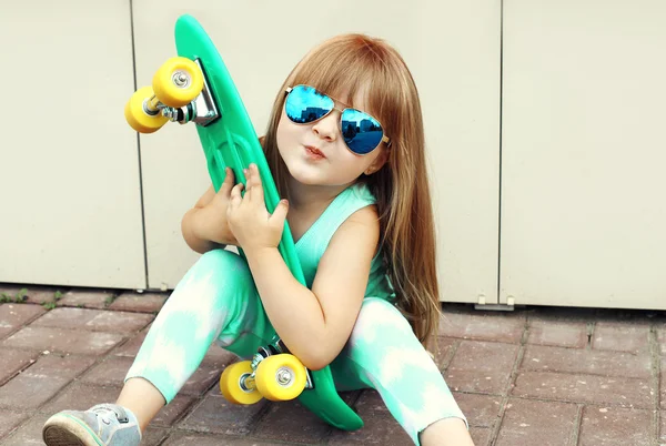 Fashion kid concept - stylisches kleines Mädchen mit Sonnenbrille — Stockfoto