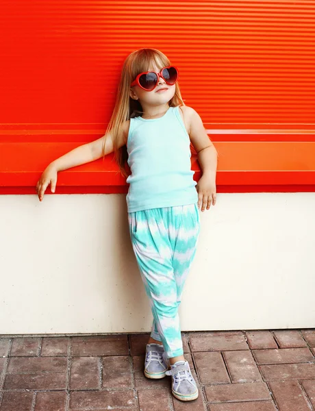 Fashion kid concept - stylish little girl child wearing a t-shir — Stockfoto