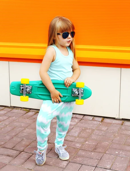Концепція моди дитини - стильна маленька дівчинка дитина в футболці — стокове фото