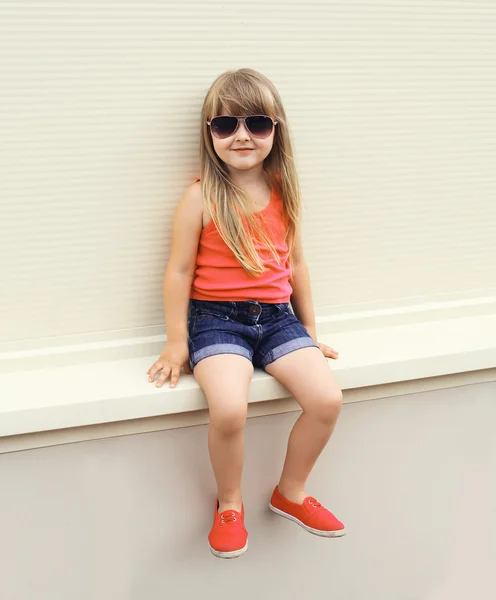 Концепція моди дитини - стильна маленька дівчинка дитина в футболці — стокове фото