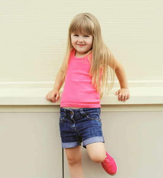 Fashion kid concept - stylish little girl child wearing a t-shir — Stok fotoğraf