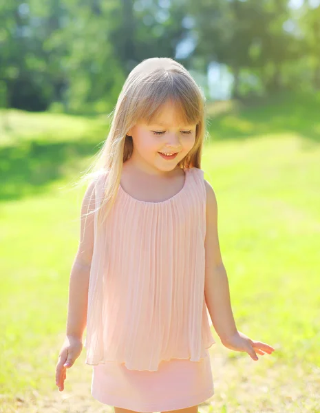 Retrato de una niña hermosa usando un vestido en soleado —  Fotos de Stock
