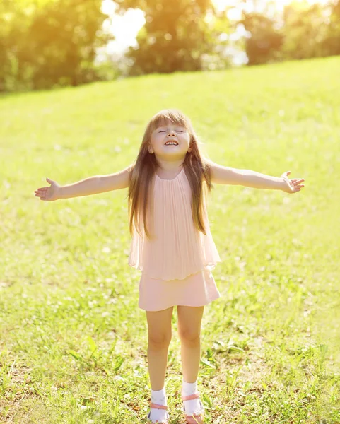 Sunny photo happy little girl child enjoying summer day and havi — Stock Photo, Image