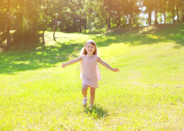 Foto soleada feliz niño disfrutando del día de verano y teniendo fu — Foto de Stock
