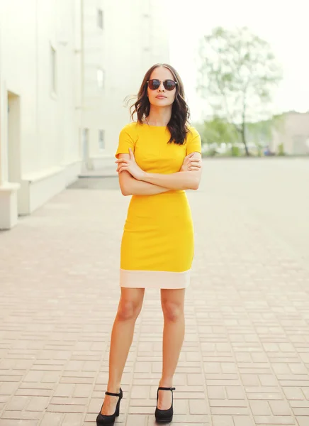 Fashion beautiful young woman wearing a yellow dress and sunglas — Stock fotografie