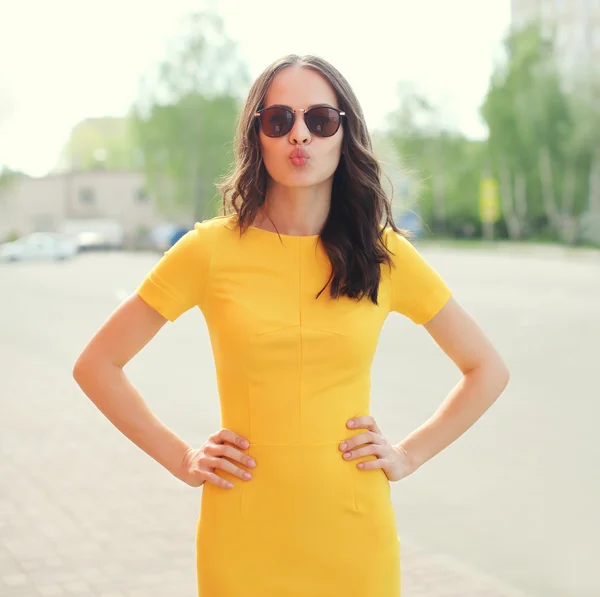 Fashion portrait of pretty woman wearing a yellow dress and sung — Stockfoto