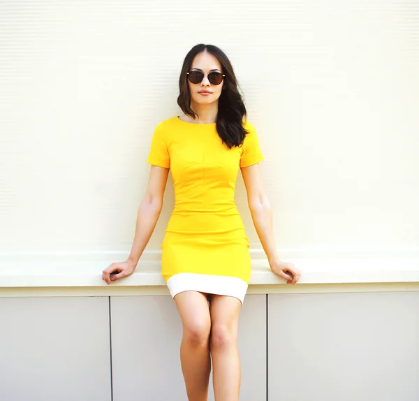 Fashion portrait of beautiful young woman wearing a yellow dress — Stockfoto