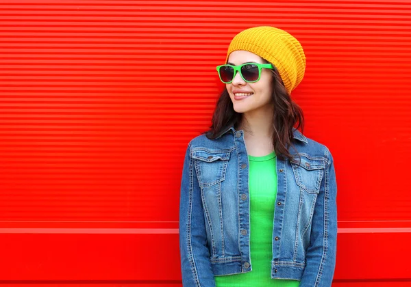 Fashion portrait of pretty young smiling woman wearing a sunglas — Stock Photo, Image