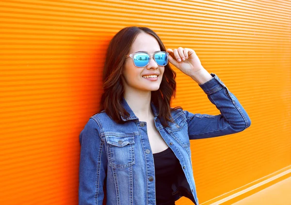 Портрет красивой молодой улыбающейся женщины в солнечных очках — стоковое фото