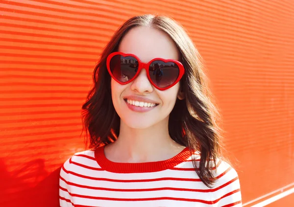 Retrato de mulher muito sorridente em óculos de sol vermelhos ao ar livre — Fotografia de Stock