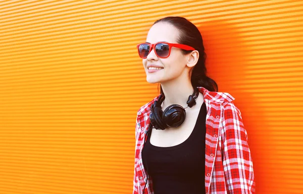 Ritratto di giovane donna felice con occhiali da sole e cuffie — Foto Stock