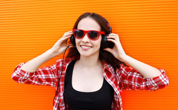 Portrait of pretty young woman listens to music in headphones ag — Φωτογραφία Αρχείου