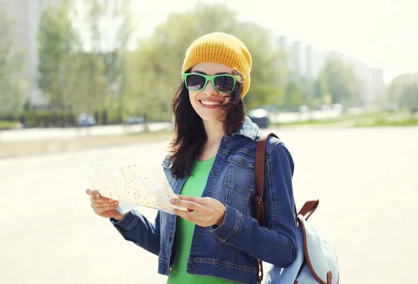 Portrait of smiling woman tourist sightseeing city with paper ma — Stockfoto
