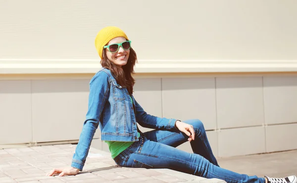 Счастливая молодая женщина в солнечных очках и джинсах Стоковая Картинка
