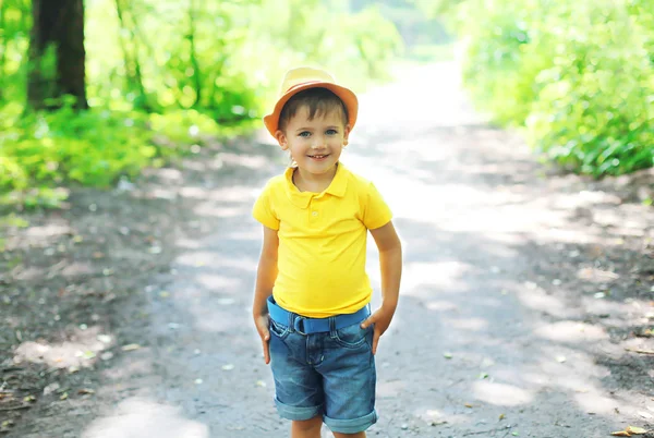Happy little boy child in hat walking in summer day — Stockfoto
