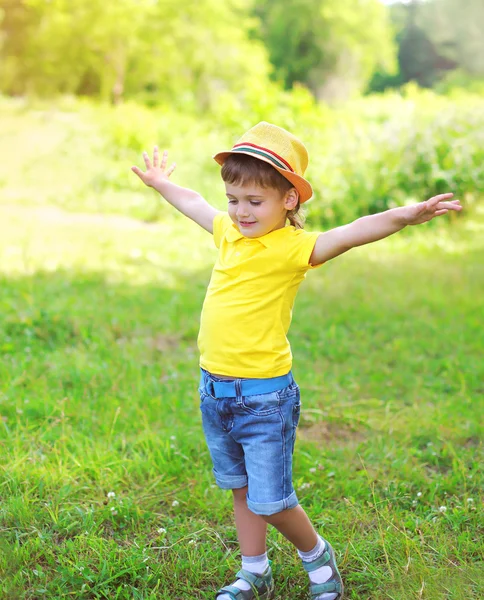 Happy little boy child having fun playing in summer day — Stockfoto
