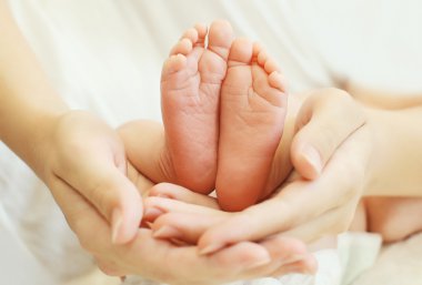 El bebek ayak closeup tutan anne ihale an