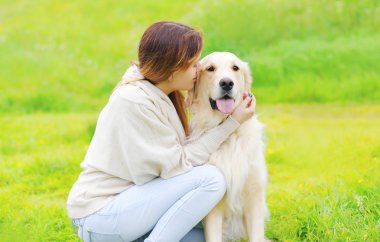 Sahibi ve mutlu Golden Retriever köpek su çim üzerinde birlikte
