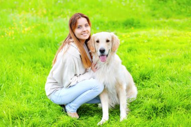 Mutlu sahibi ve Golden Retriever köpek birlikte portre