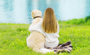 Silhouette sahibi ve Golden Retriever köpek oturma birlikte