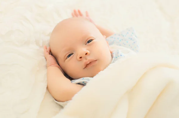 Retrato del bebé dormido en la cama en casa — Foto de Stock