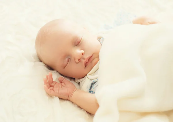 Dulce bebé dormido en la cama en casa — Foto de Stock