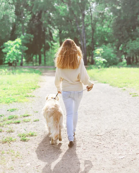 Proprietario e felice Golden Retriever cane a piedi in giorno d'estate — Foto Stock