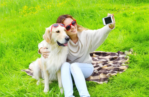 Selfie 초상화를 복용 하는 골든 리트리버 강아지와 주인 여자 — 스톡 사진