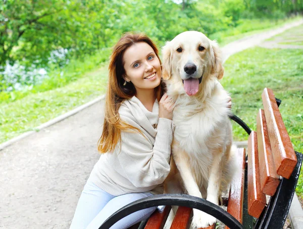 Retrato de feliz proprietário e Golden Retriever cão sentado junto — Fotografia de Stock