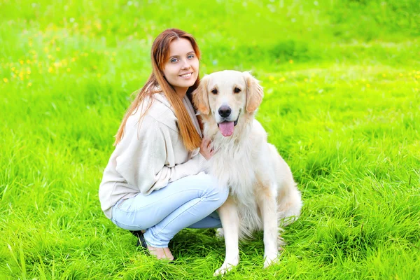 Portrait of happy owner and Golden Retriever dog together on the — Stock Photo, Image