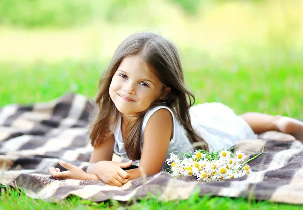 Portrait of beautiful little girl child with chamomiles flowers — Stok fotoğraf