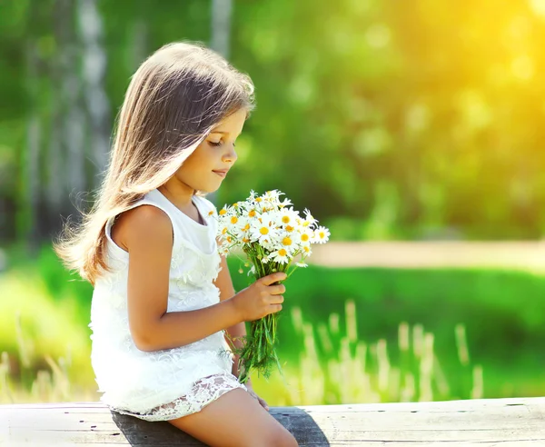 Portrait of cute little girl child with bouquet of chamomiles fl — Stok fotoğraf
